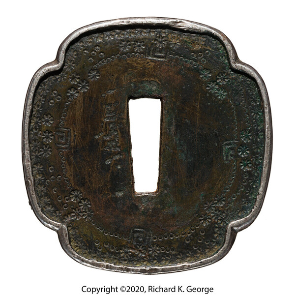 naginata_tsuba_front.thumb.jpg.a4d925e9eb41da9eda626d1fc552d9bb.jpg