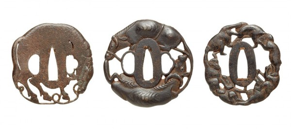 Drei-tsuba-Eisen-Edo-Zeit-1819-Jh-Alle-von-unregelmassiger-Form-a-In-positivem-Schattenriss-aufgezaumtes_1623210872_8005.jpg