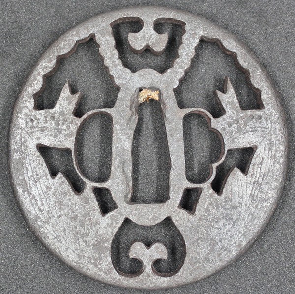 Tsuba1.thumb.jpg.e86c1d7deddd83be2bb72451a4f92188.jpg