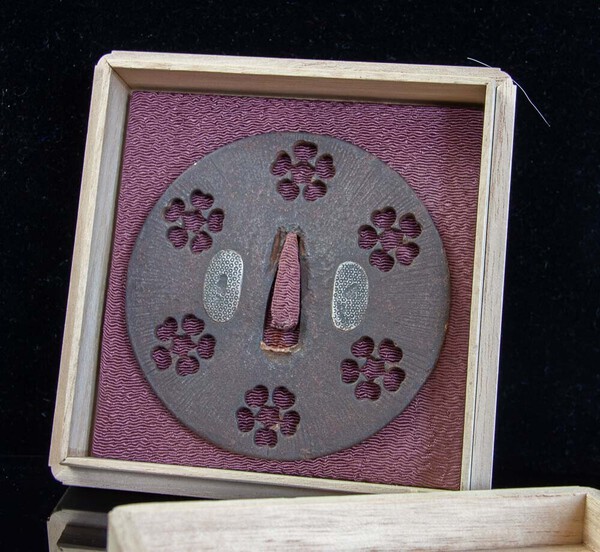 tsuba_sept(7of10).jpg.4a48daeb3d415162b30217e47528489d.jpg