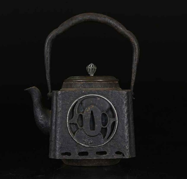 tsuba kettle 2.jpg