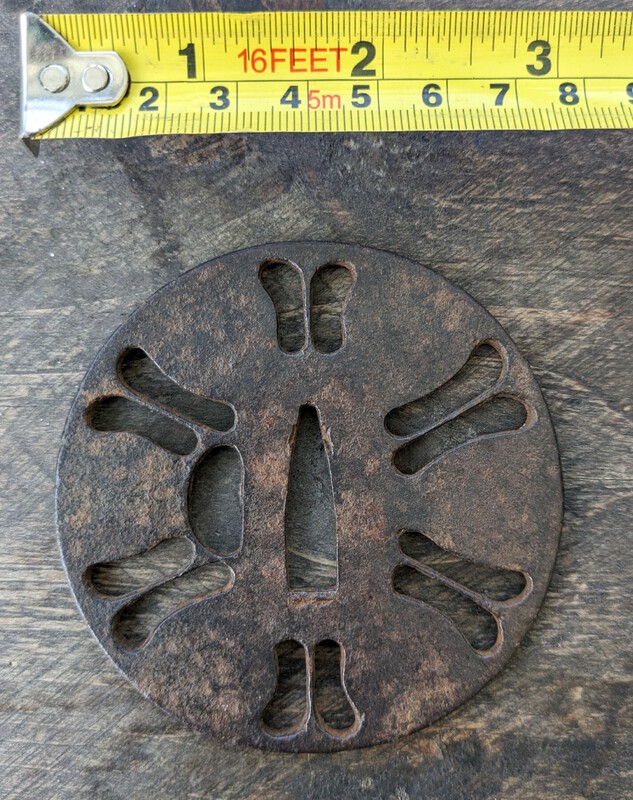 tsuba1pic1.thumb.jpg.2f51ba0c23fb25bf64d3ba7a8f5502eb.jpg