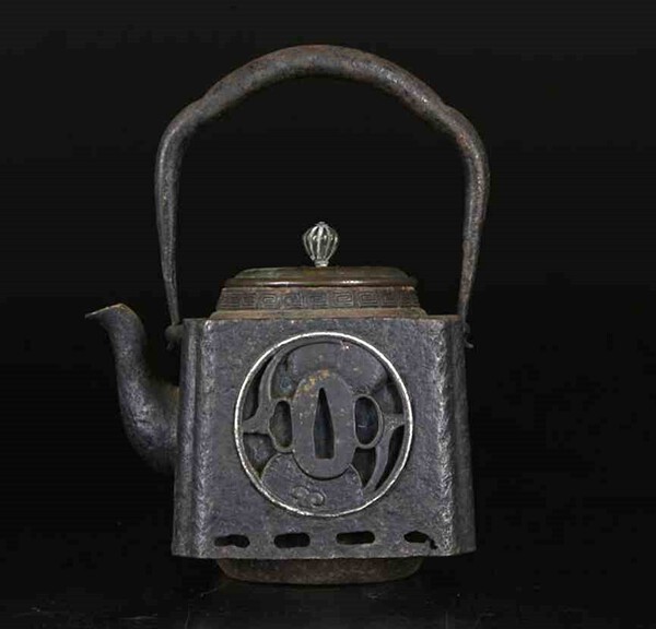 tsuba kettle 2 A.jpg