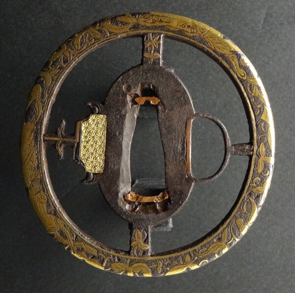 tsuba.thumb.jpg.4b7d2dd6c675fbd00bd7b89e40c6e85a.jpg